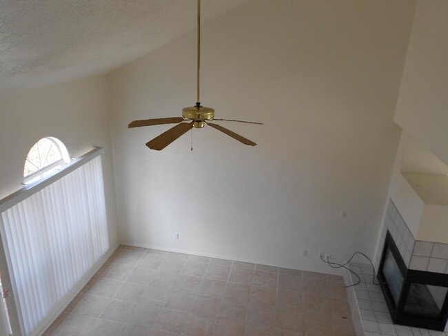 Building Photo - 4 Bedroom, 2.5 Bathroom! Lovely Home in Lo...