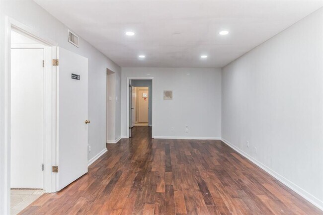 Building Photo - 1704 San Antonio St