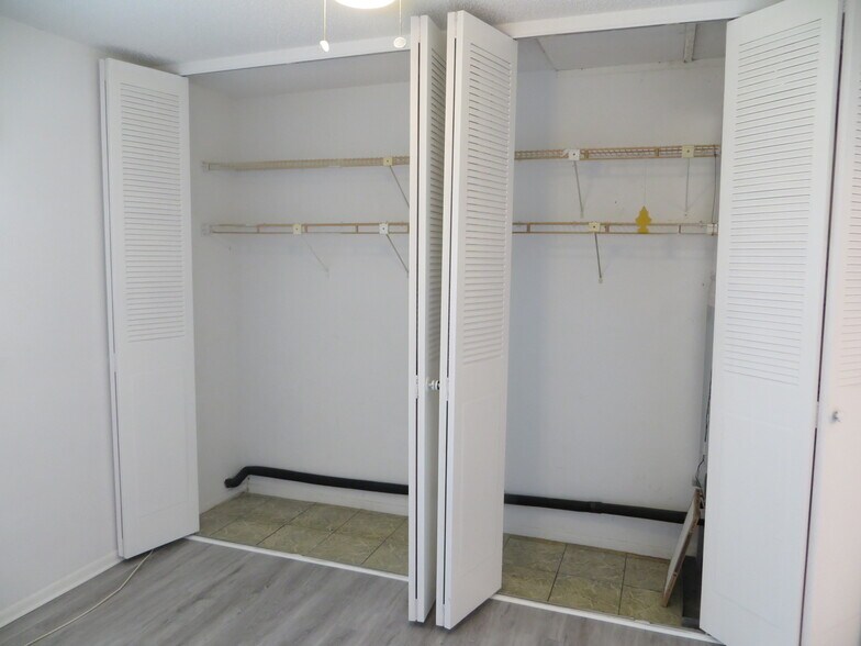 His/Her Closets - 2723 Dudley Dr E