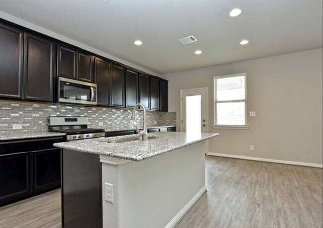 Building Photo - GORGEOUS 4BR 2.5 BATH WITH LOTS OF NEIGHBO...
