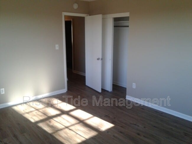 Building Photo - 8905 Valley Hill Dr