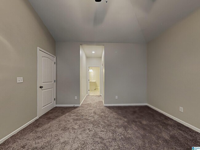 Building Photo - 1064 Park View Dr