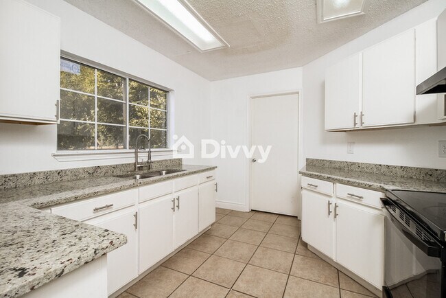 Building Photo - 6614 Honeyridge Ln