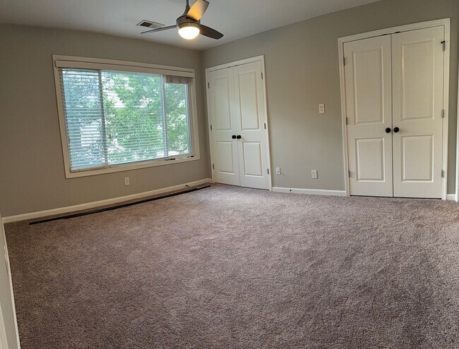 Building Photo - Centrally Located 2 BED/1.5 BATH TOWNHOME ...