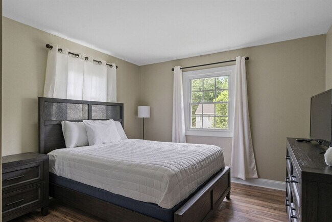 Building Photo - 2 Meadow Ln