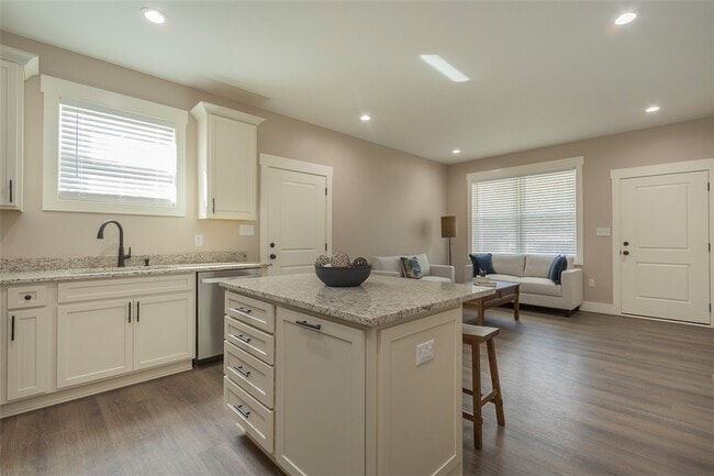 Building Photo - 413 W 2nd Ave