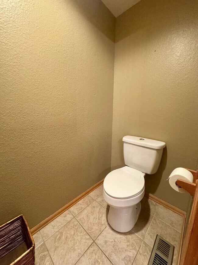 Building Photo - Gorgeous 4 bedroom with Loft and 3 car gar...