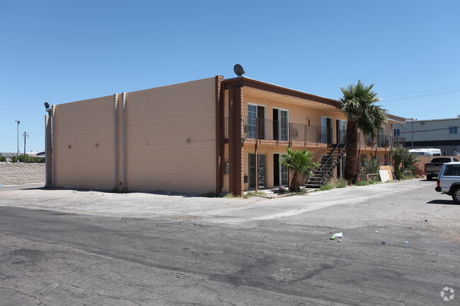 Building Photo - 691 E Naples Dr