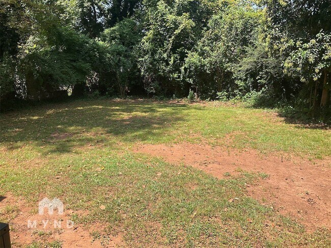 Building Photo - 401 Skyland Ave