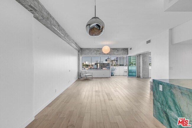 Building Photo - 7135 Hollywood Blvd