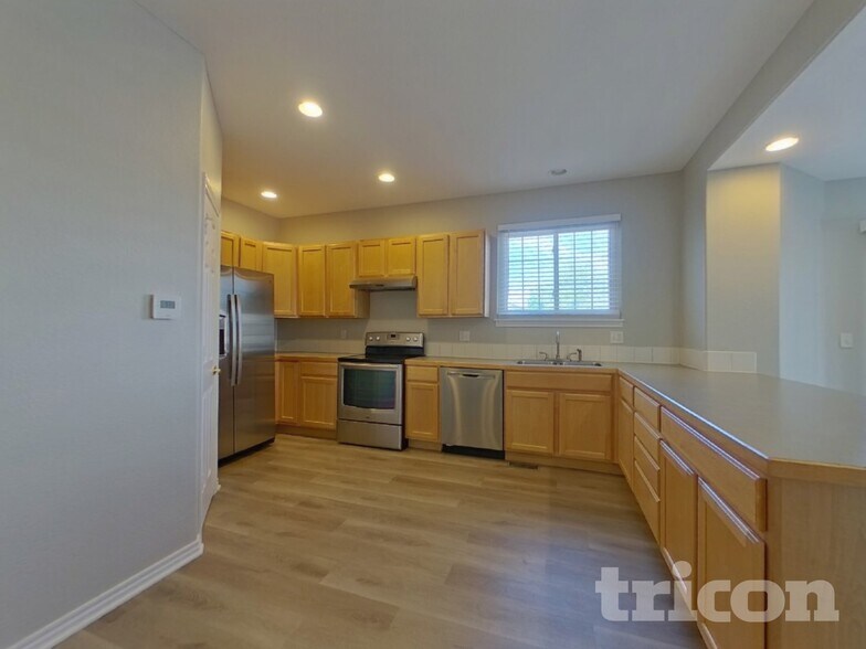 Building Photo - 385 Longspur Dr