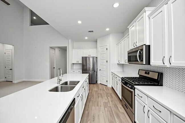 Building Photo - 606 Round Lake Dr