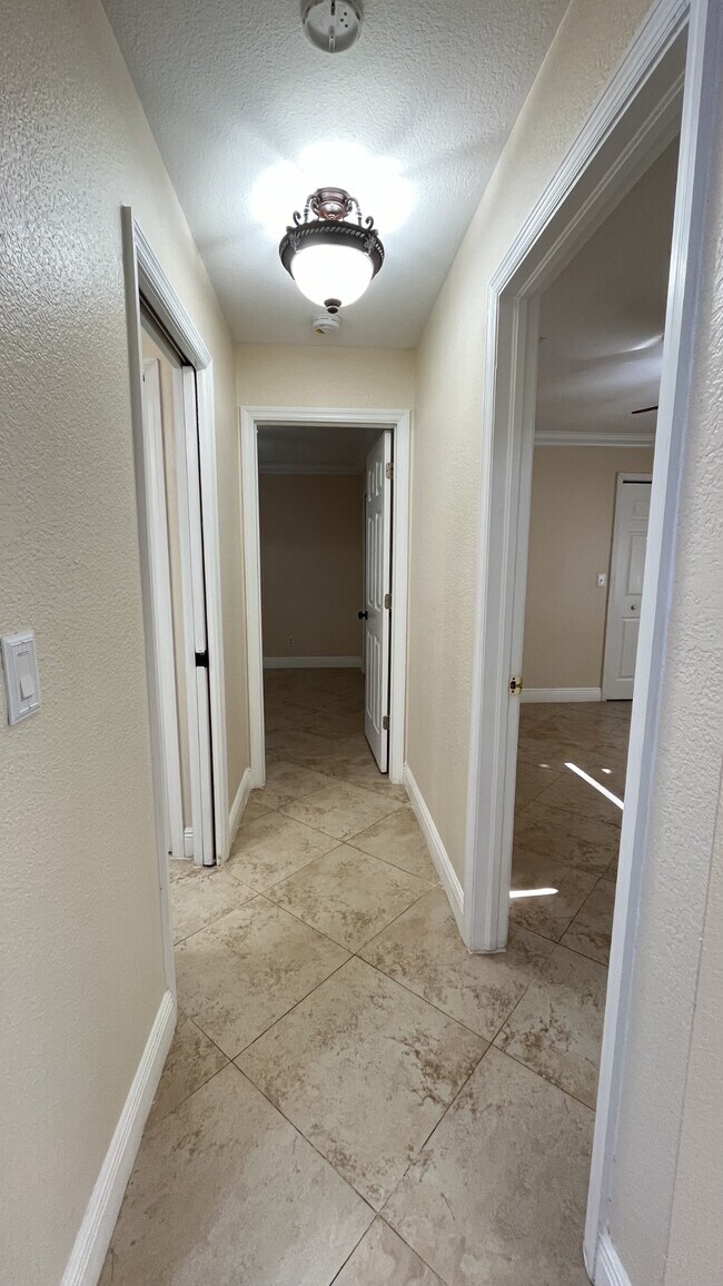 Building Photo - 213 SE 21st St