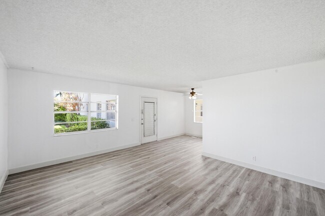 Building Photo - 452 Normandy Ln