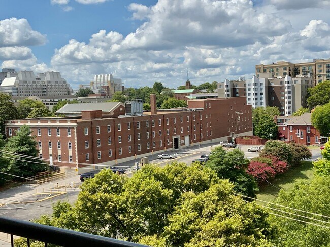 Building Photo - AVAILABLE JANUARY 3RD - JULY 31ST 2026. $1...