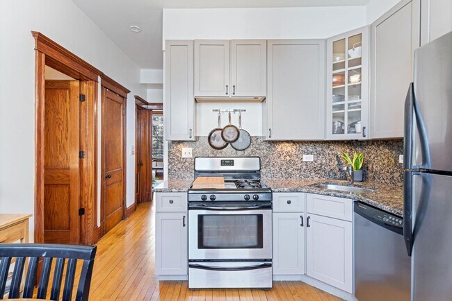 Building Photo - Beautiful 2BD/1BTH Apartment on Rice St!