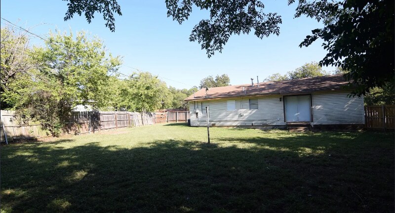 Building Photo - 311 Crockett Dr