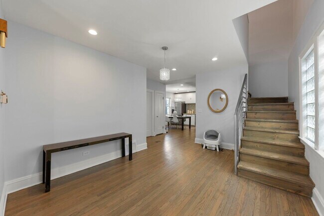 Building Photo - 5910 W Roscoe St