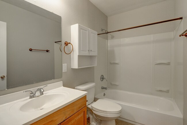 Building Photo - 519 W 13th St