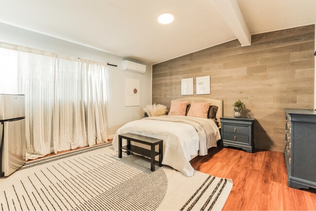 Building Photo - 1519 W 37th Pl