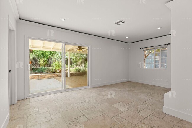 Building Photo - LARGE 3+2 HOUSE ON QUIET STREET ~ GORGEOUS...