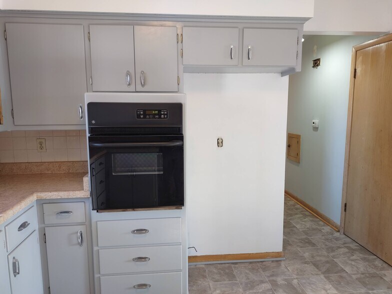 Building Photo - 6633 W Villard Ave