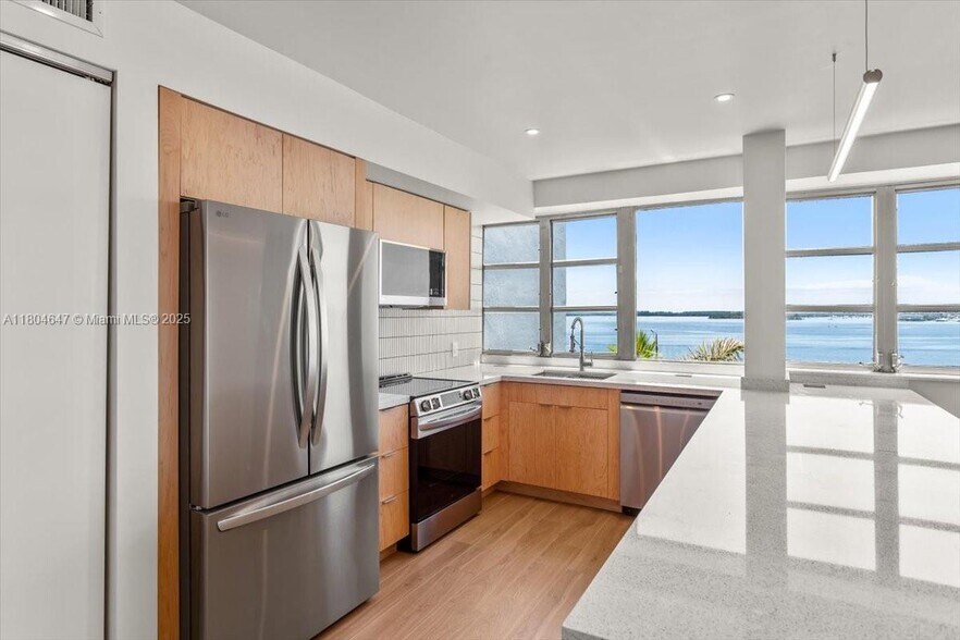 Building Photo - 1430 Brickell Bay Dr