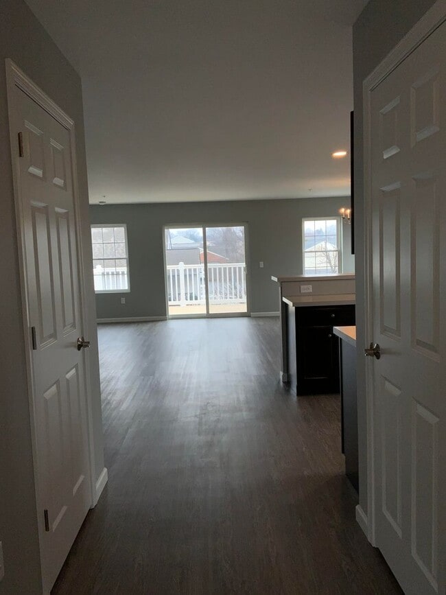Building Photo - 200 Larkspur Ln