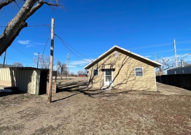 Building Photo - 2 bedroom home in South Hutchinson