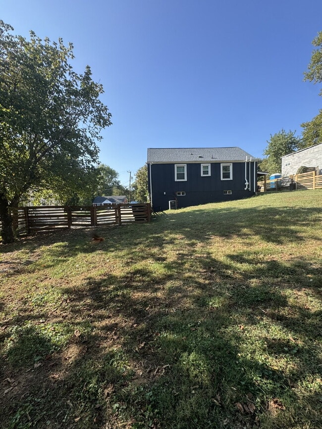 Building Photo - Charming 3 bedroom and 2 bathroom Cottage