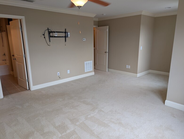 Building Photo - 419 Waterbrook Dr