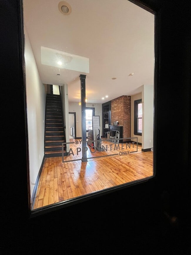 Building Photo - Large Home in ShadySide, Newly Rennovated!