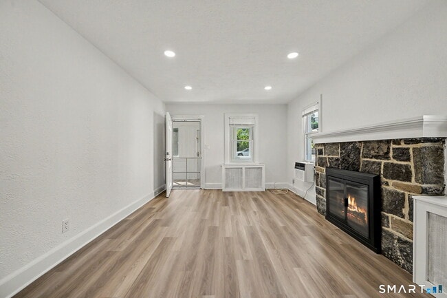 Building Photo - 15 Whitmore Ln
