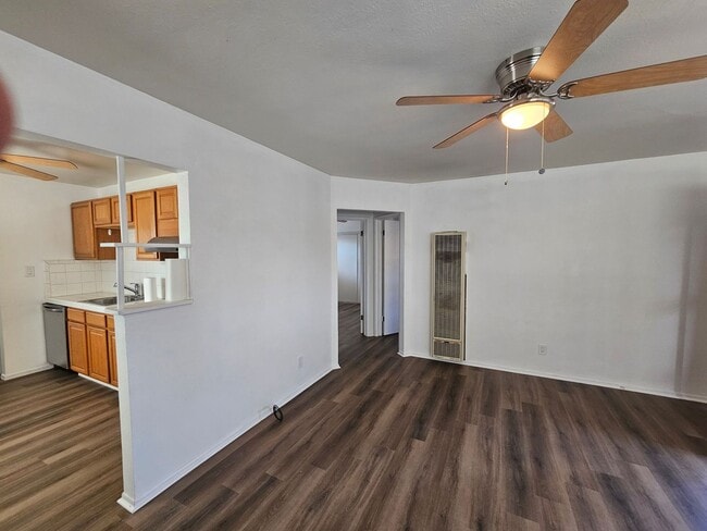 Building Photo - RETIREMENT COMMUNITY: Renovated Residence Hidden Gem 2 Bed/1 Bath - San Leandro