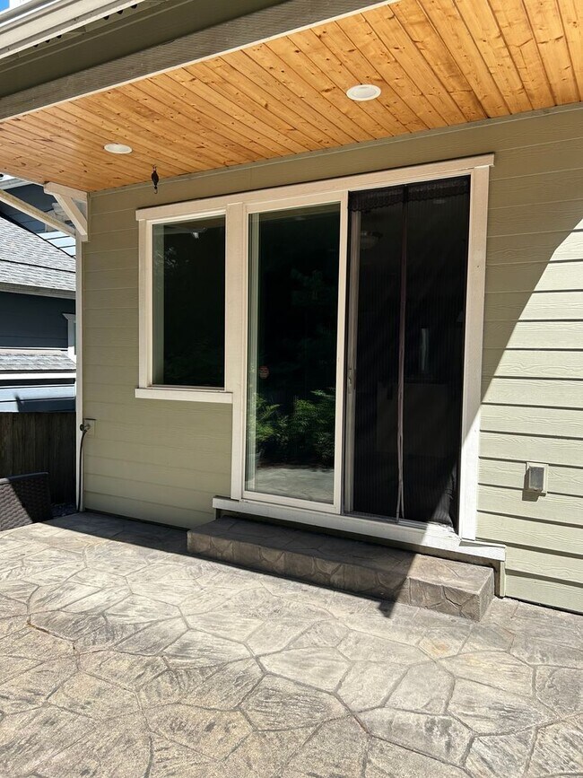 Building Photo - Newer Duvall 5 Bedroom 3 Bath Luxury Home