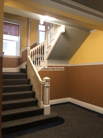 Building Photo - 107 Queensberry St