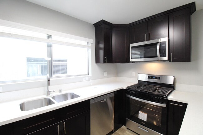 Building Photo - Crenshaw Townhouse