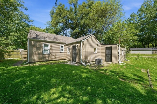 Building Photo - 1235 River Dr