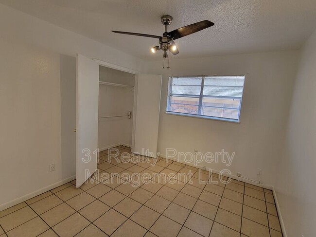 Building Photo - 1528 W Elm St