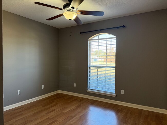 Building Photo - 11 Newcastle Dr