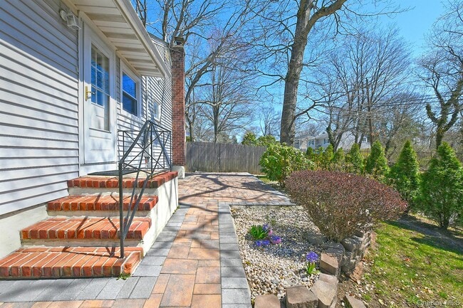 Building Photo - 110 Dix Hills Rd