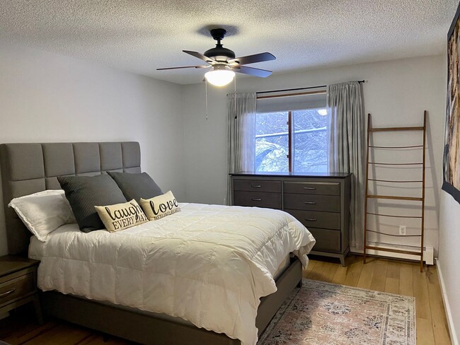 Building Photo - Furnished corporate rental