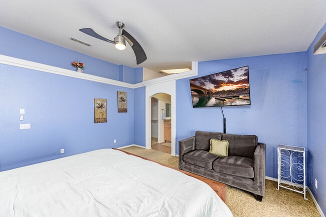 Building Photo - 3161 Newport Dr