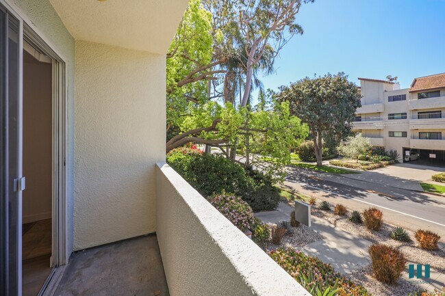 Interior Photo - Overland Century