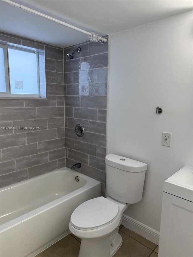 Building Photo - 1895 Venice Park Dr