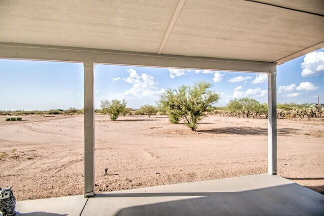 Building Photo - Large 1 + Acre Lot with 3 bedroom home in ...