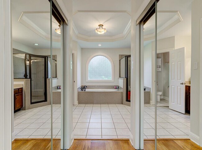 Building Photo - 1765 Hartwell Manor N