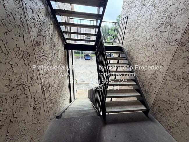 Building Photo - 10855 Meadowglen Ln