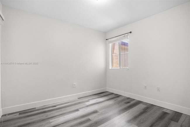 Building Photo - 980 SW 6th Pl