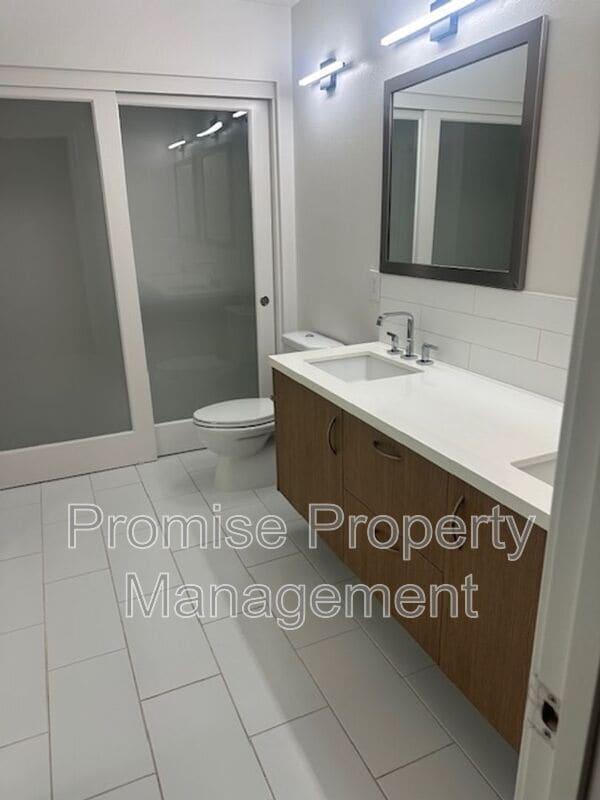 Building Photo - 12837 Moorpark St